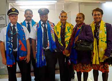 Air-Niugini-crew-on-first-flight-to-Port-Vila-pic-b