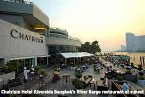 Chatrium-Hotel-Riverside-Bangkoks-River-Barge-restaurant-at-sunset