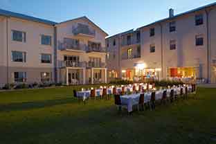 Mantra-Lorne-dinner-setup-seagrass-lawn2